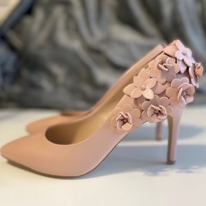 Kelly & Katie Calena Pump with 3D Flowers